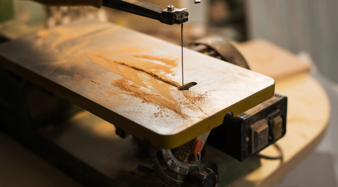 Scroll saw with sawdust