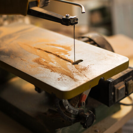 Scroll saw with sawdust