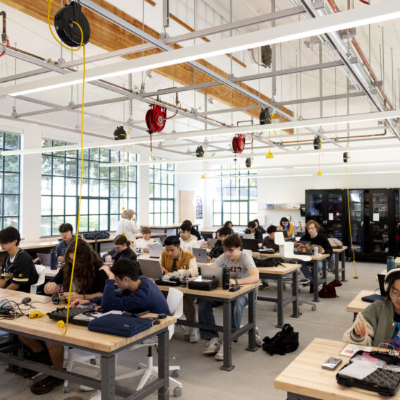 Makerspace classroom filled with students.