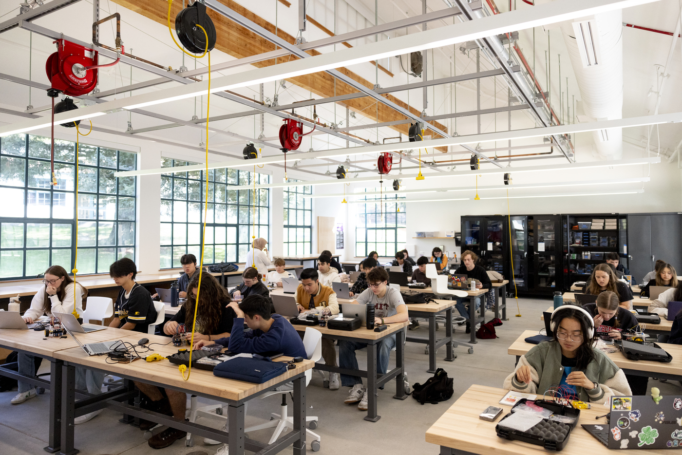 Makerspace classroom filled with students.