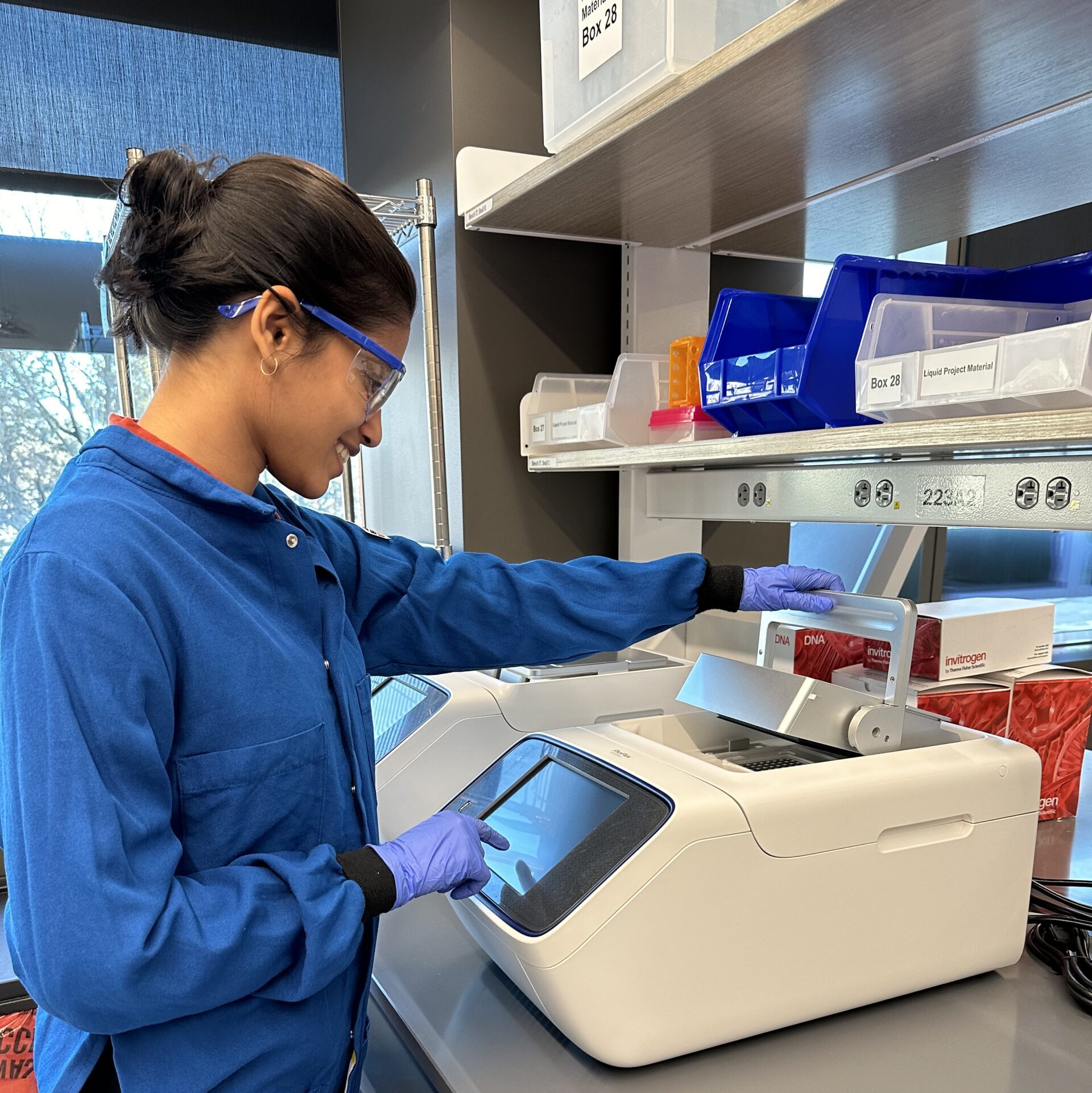 Student using a PCR system.