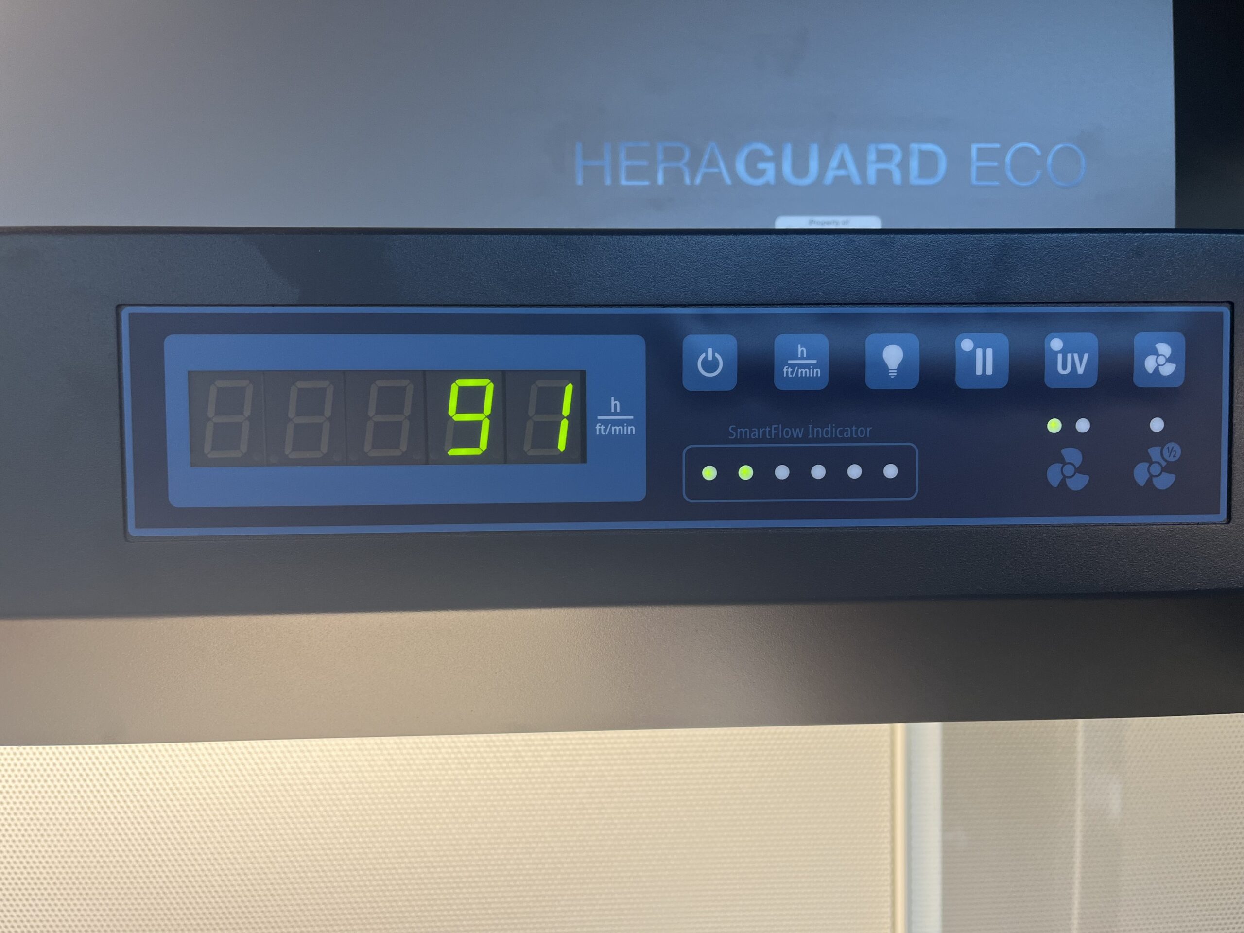 SmartFlow and Airflow indicators showing green — clean bench at full capacity